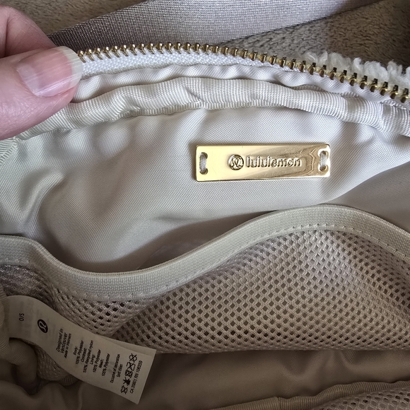 Lululemon Everywhere Belt Bag Fleece 1L Ivory - Picture 6 of 8